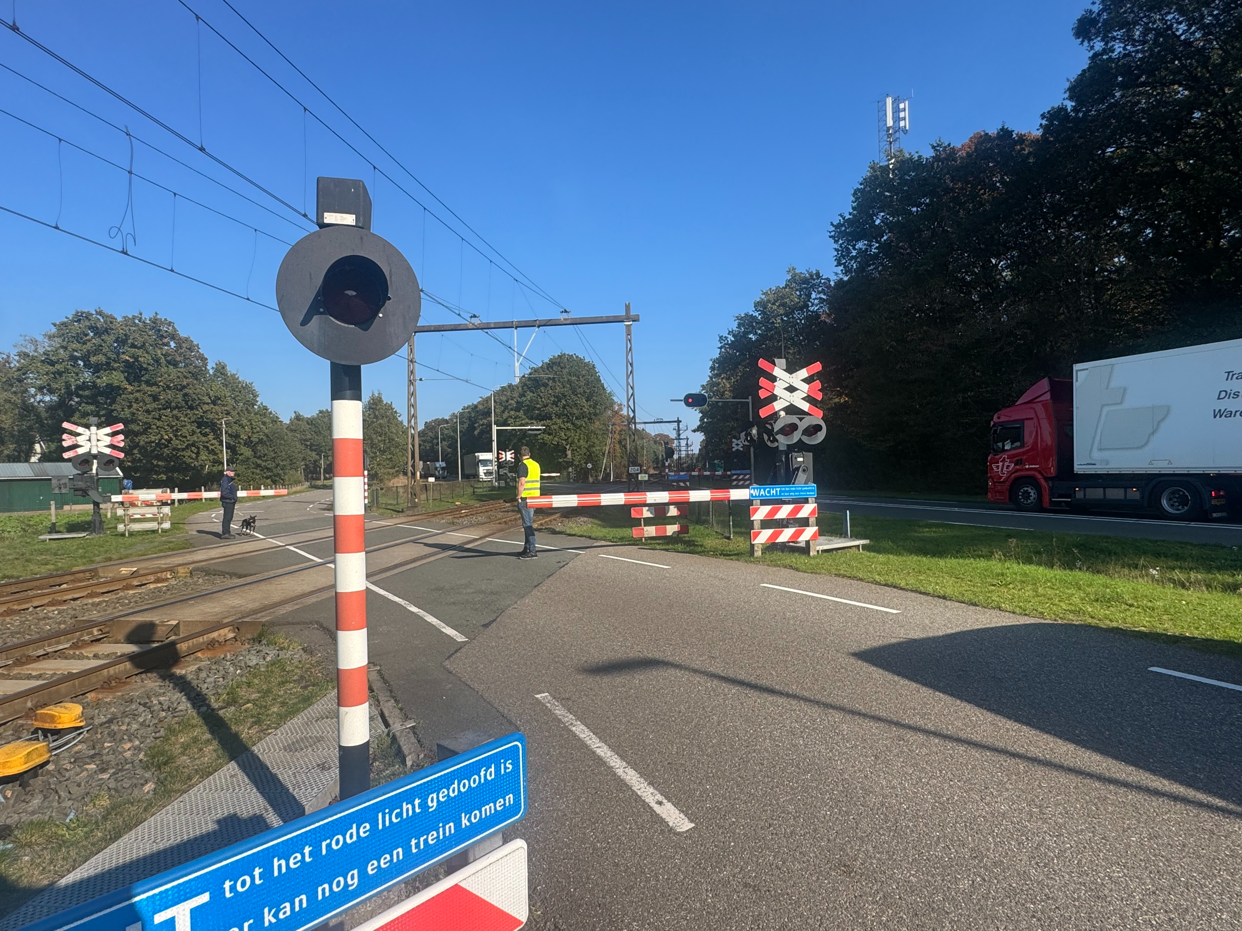Spoorbomen bij Holten blijven dicht, lange file op N350