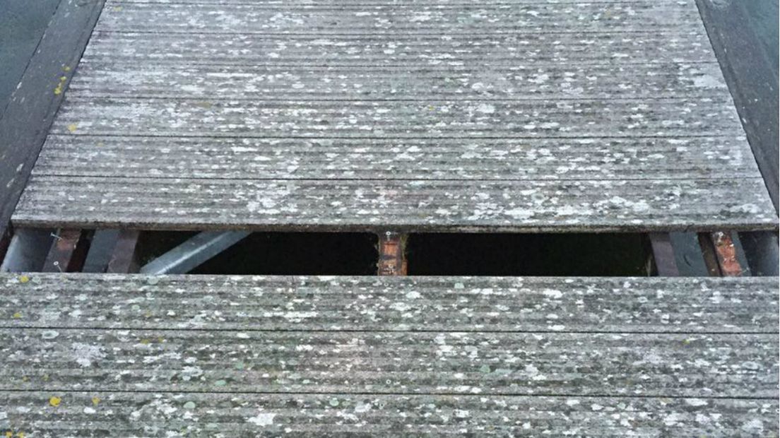 Van een brug is een hele loopplank verwijderd.