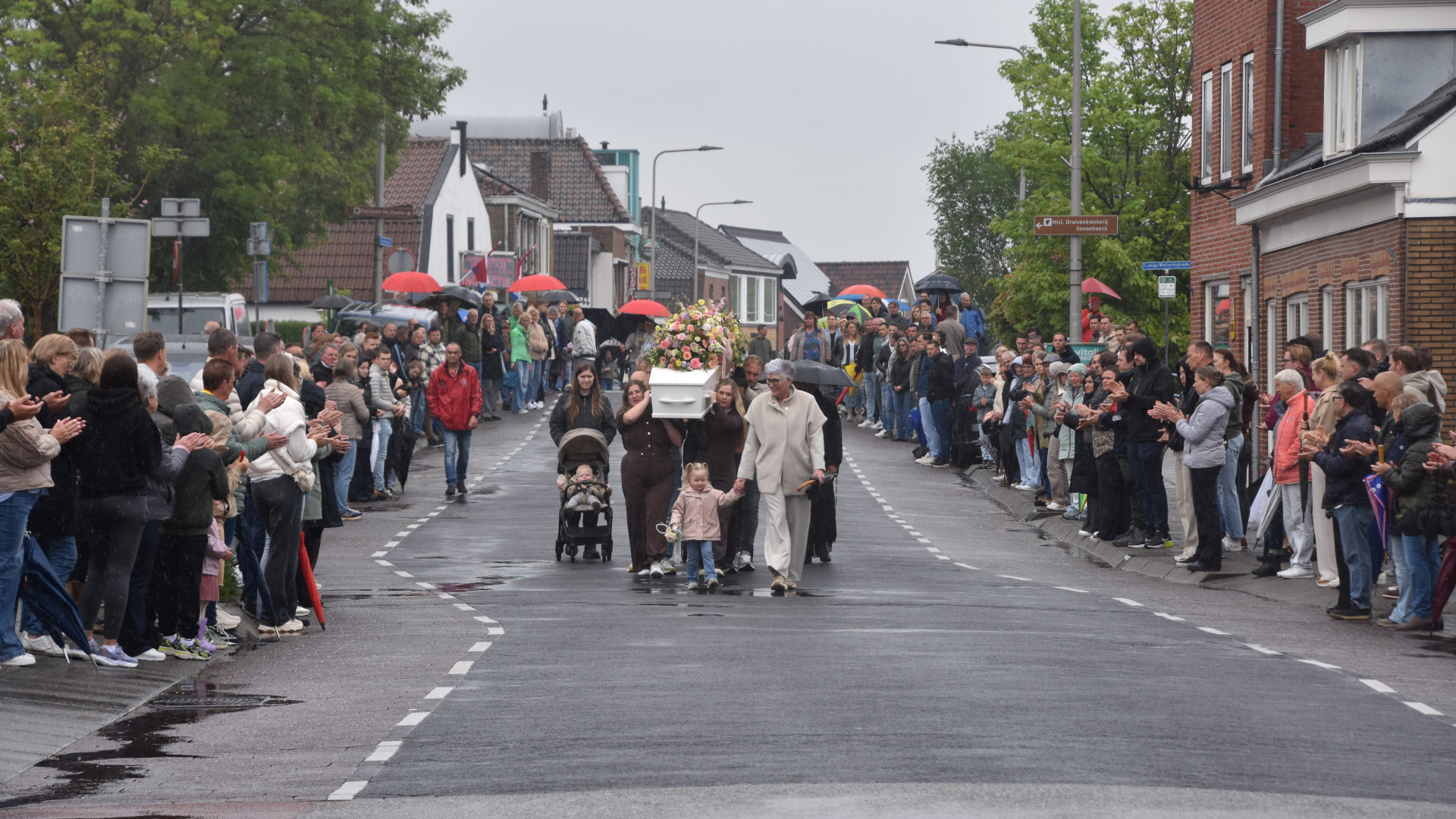 Honderden mensen vormen erehaag voor vrouw die omkwam bij ongeluk.