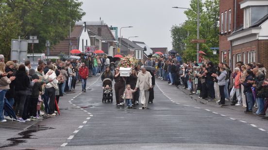 Honderden mensen vormen erehaag voor vrouw die omkwam bij ongeluk. Honderden mensen vormen erehaag voor vrouw die omkwam bij ongeluk.