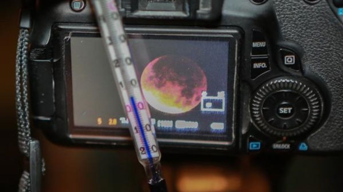 De wekker ging vroeg, heel vroeg voor een aantal Gelderlanders. Zij stonden afgelopen nacht op voor de superbloedmaan. Met een warm dekentje en een fotocamera trotseerden velen de kou voor een foto van de maansverduistering.