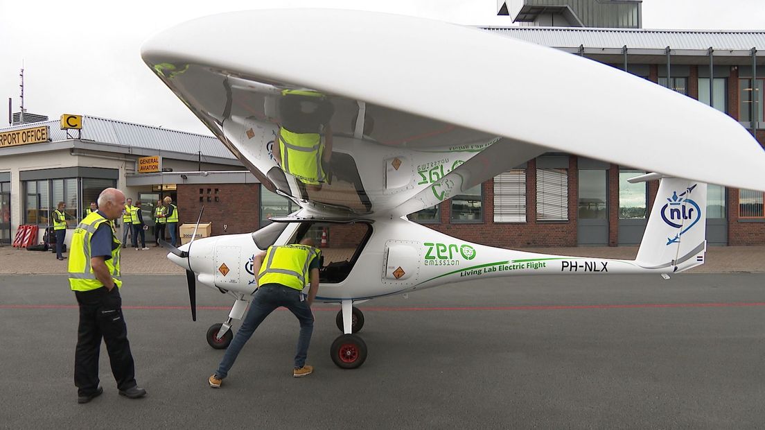 Elektrisch vliegtuig landt op vliegveld Eelde