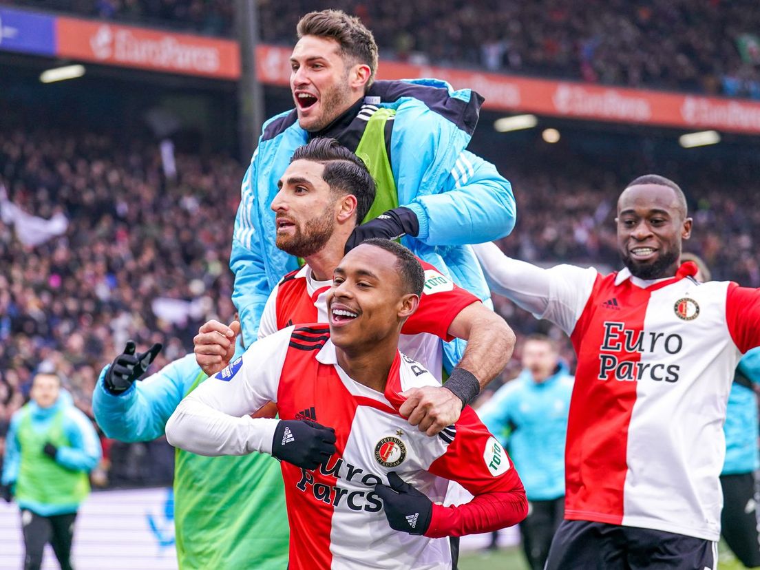 Feyenoord juicht na de 1-0 van Igor Paixao