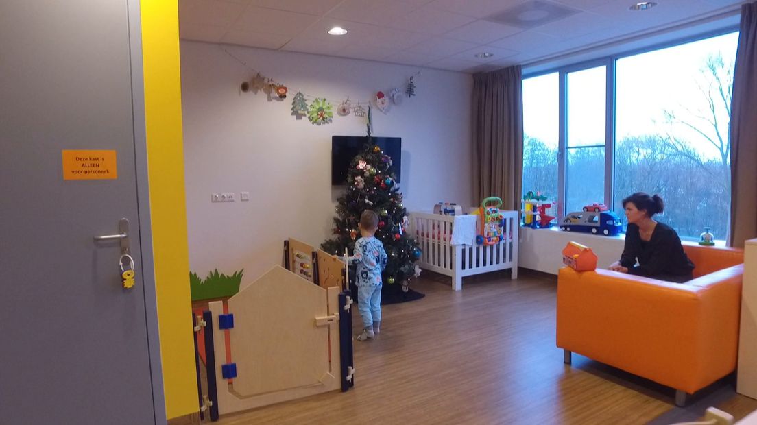 Spelen op de kinderafdeling van het Groene Hart Ziekenhuis in Gouda 