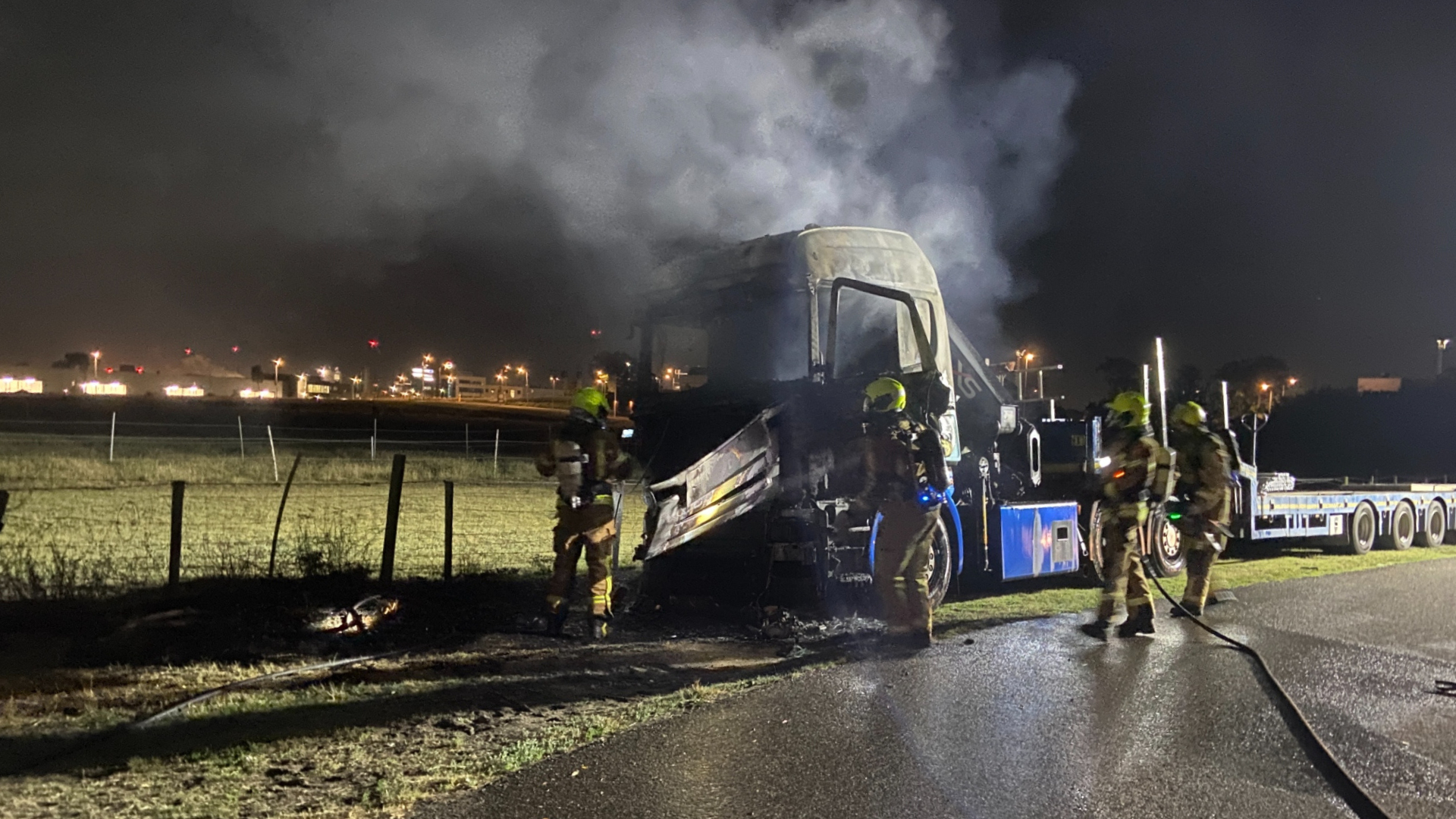Brandweer is uren bezig met blussen van vrachtwagen die in lichterlaaie stond.