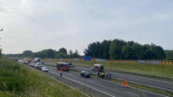 A1 bij Hengelo grotendeels afgesloten na ongeval. A1 bij Hengelo grotendeels afgesloten na ongeval.