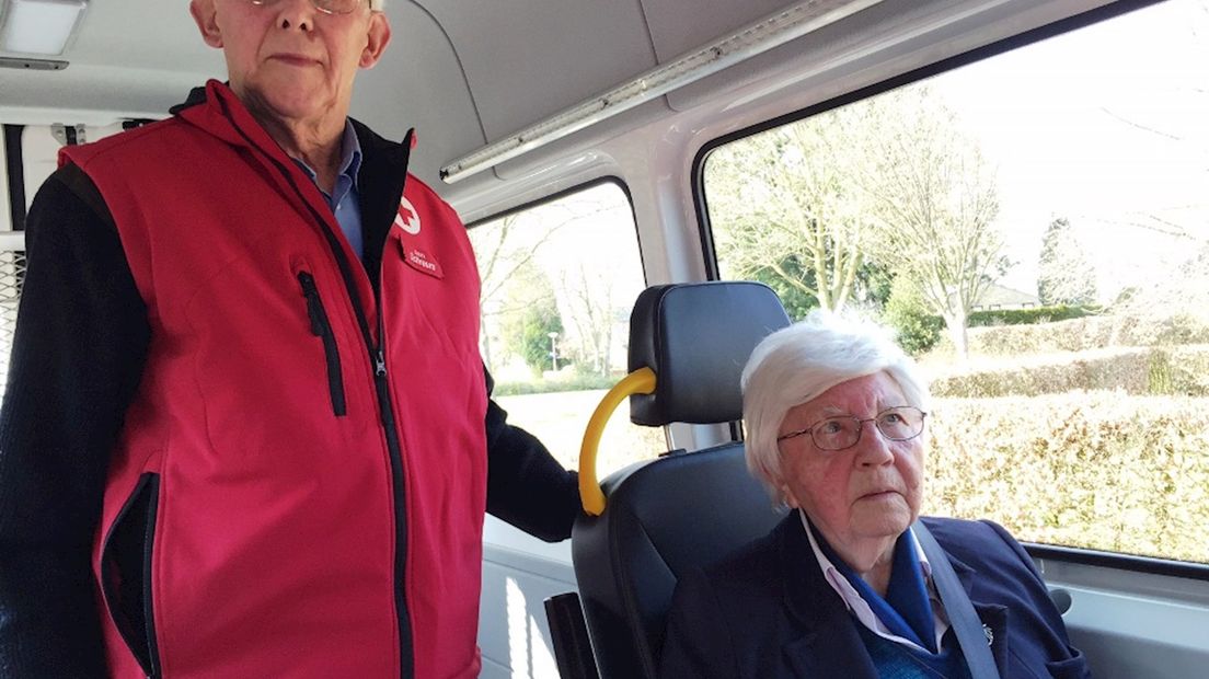 De 102-jarige mevrouw Grevenstuk in de nieuwe bus