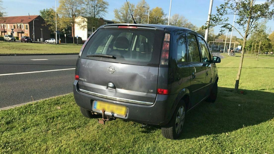 Beschadigde auto na botsing in Almelo