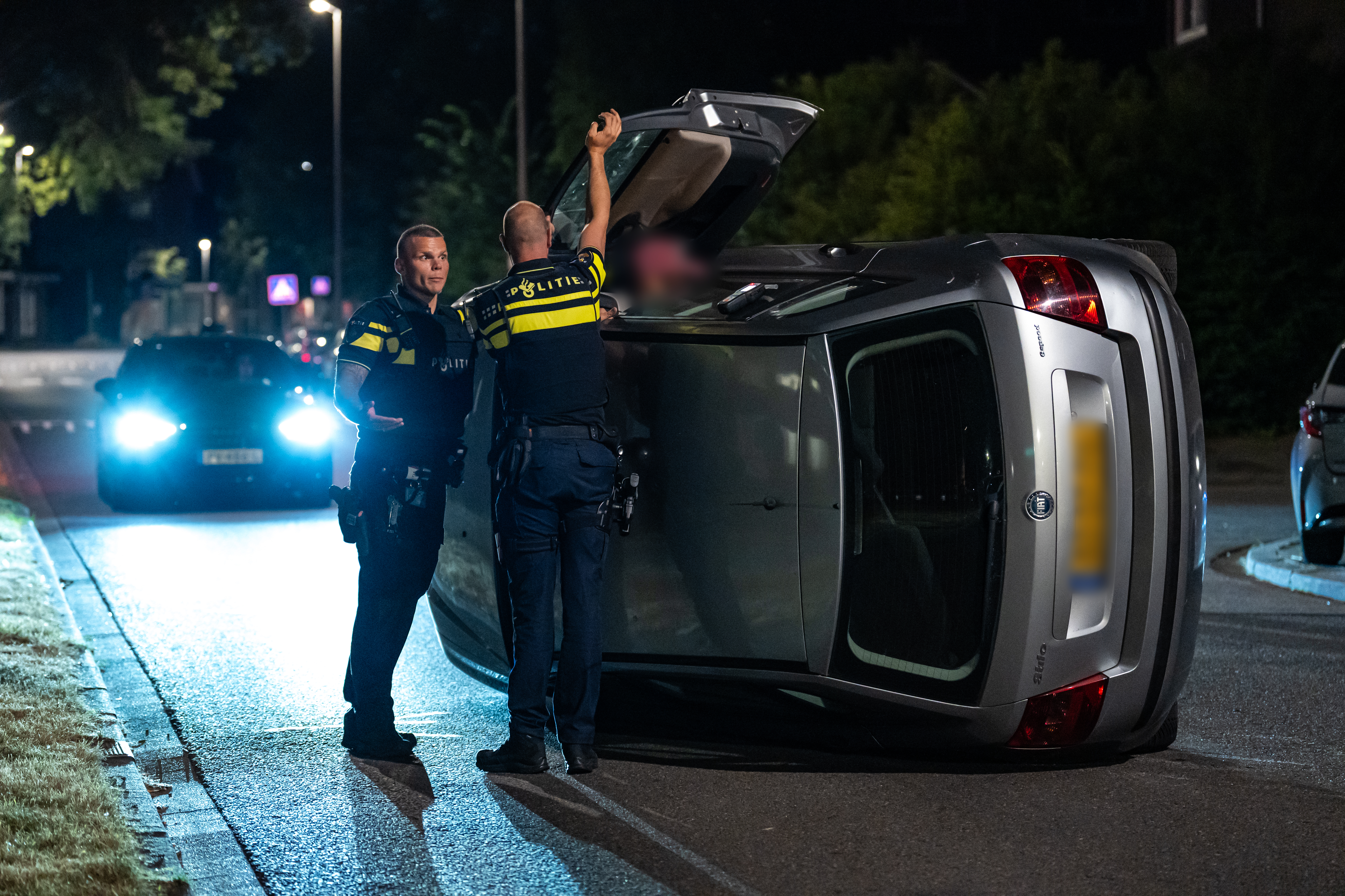 De man stak ongeschonden zijn hoofd naar buiten.