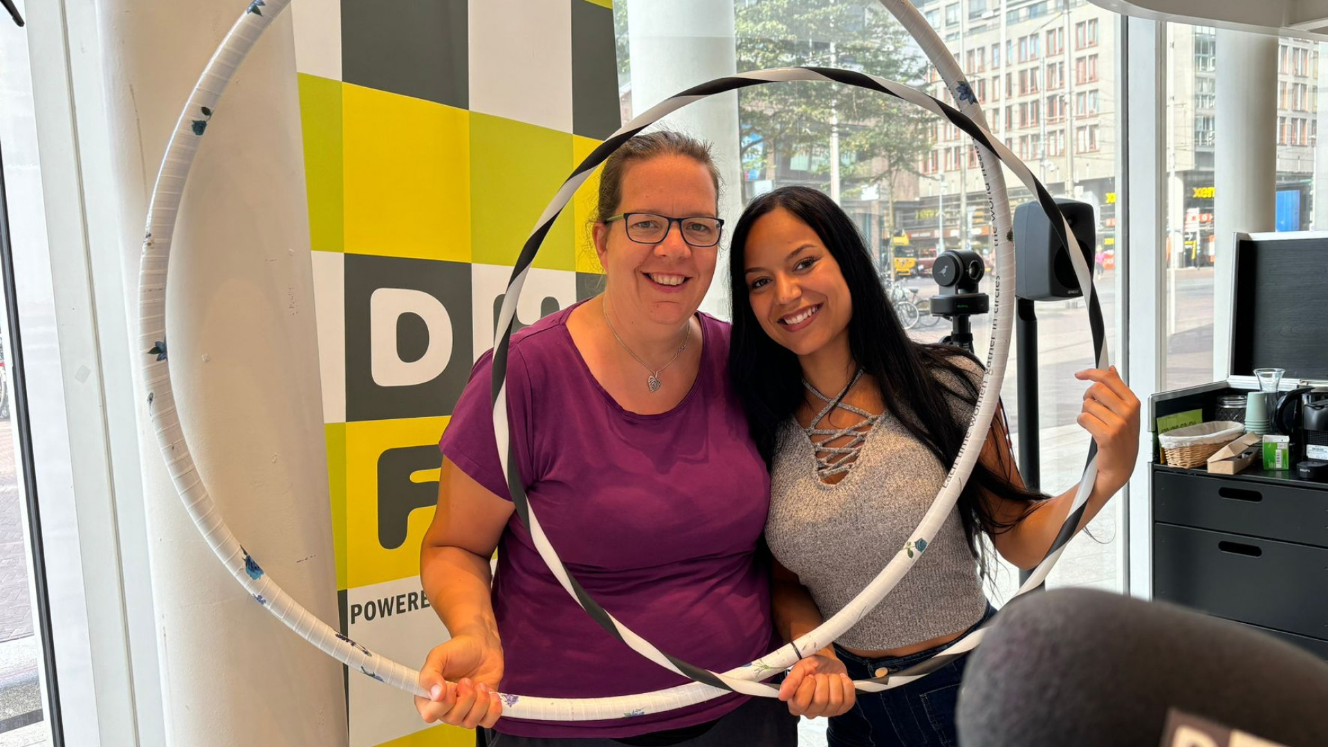 Debby en Charelle met hun hoelahoeps