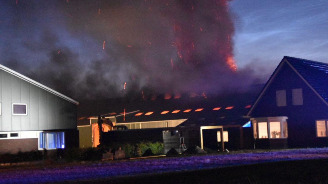 Er woedde een grote schuurbrand in Wanneperveen (Rechten: De Vries Media)