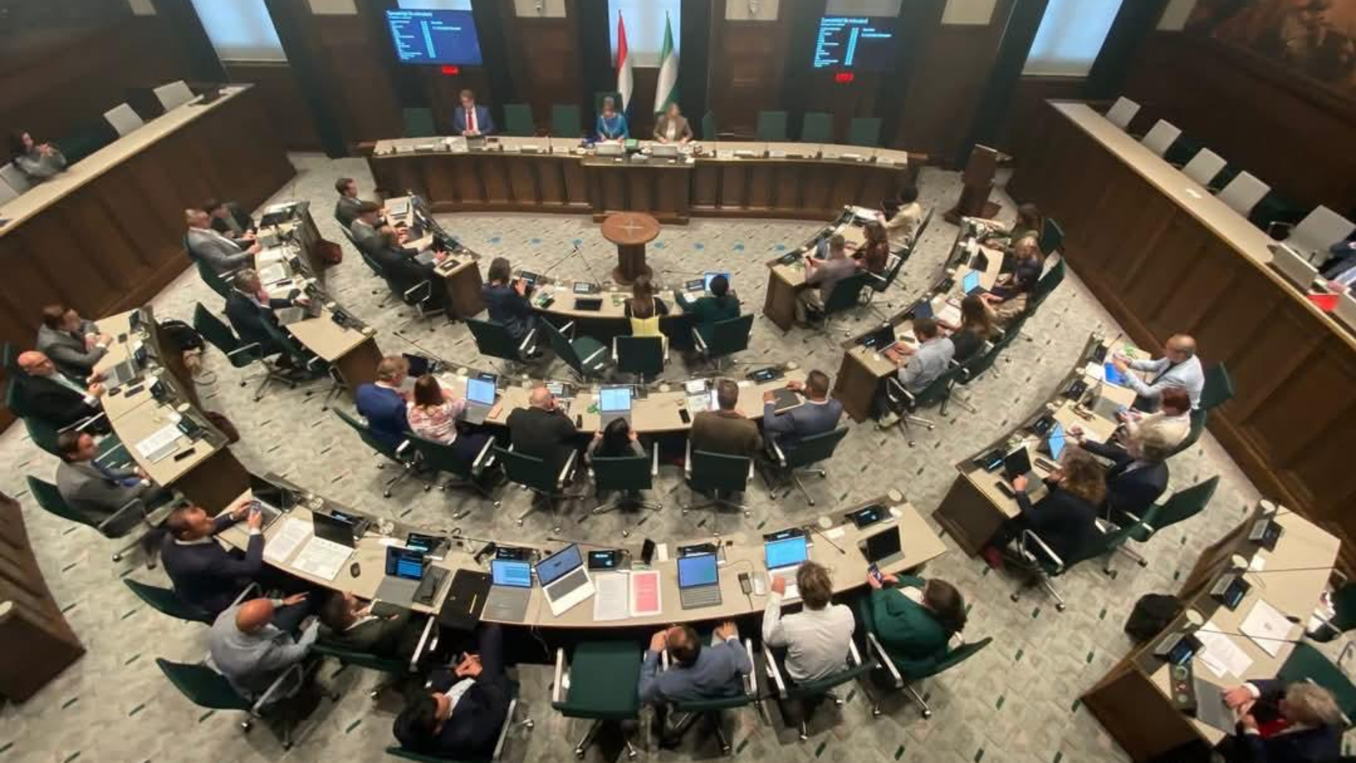 De Rotterdamse gemeenteraad, gezien vanaf de publieke tribune
