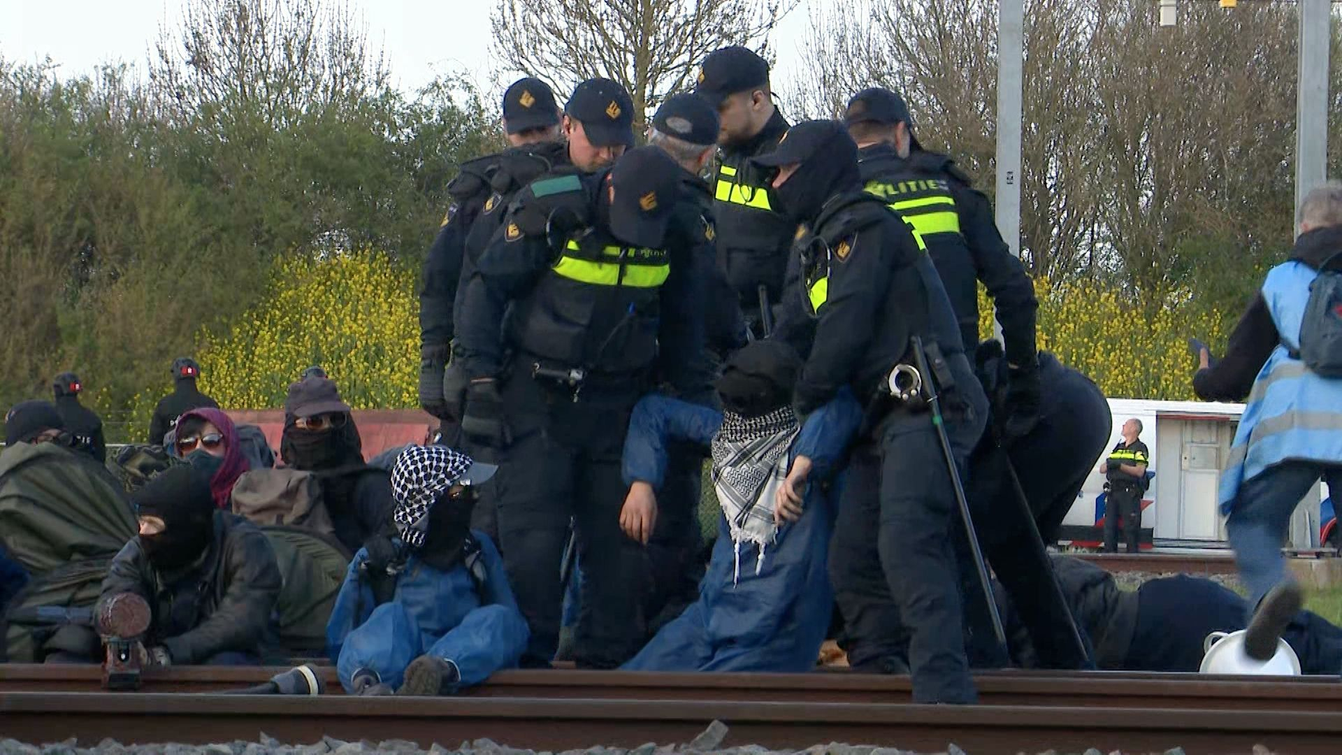 'Tientallen aanhoudingen' bij demonstratie op Betuweroute