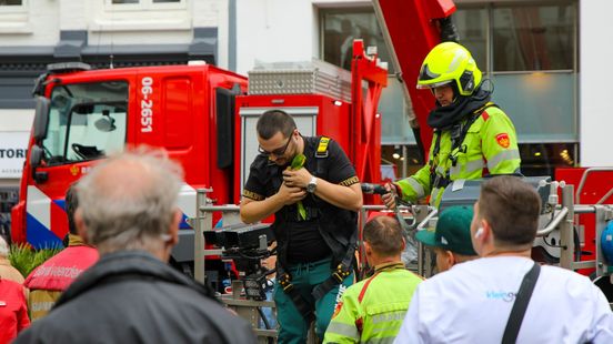 Papegaai zit vast boven terras, brandweer schiet te hulp