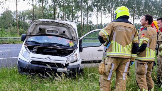 Auto komt tot stilstand in berm A15