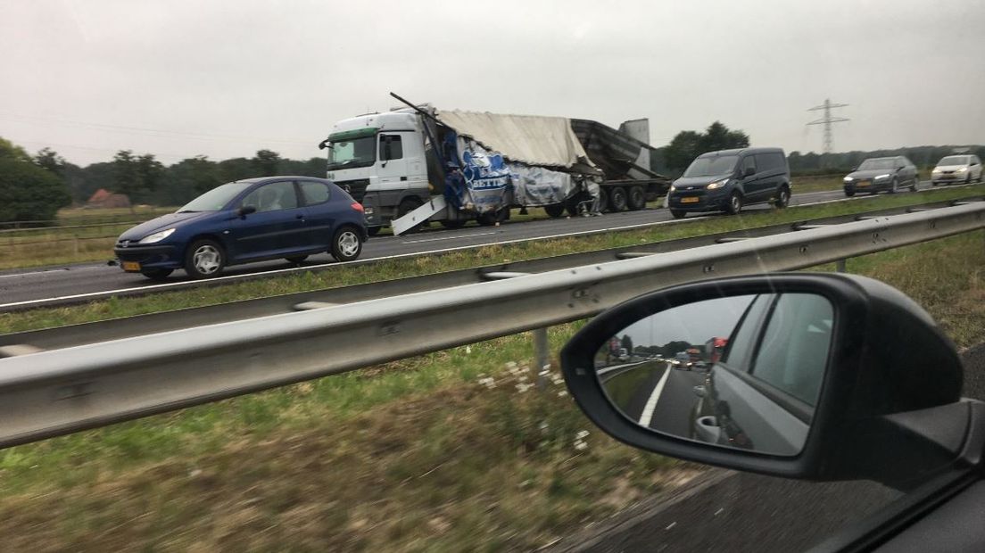 De A73 was dinsdagochtend urenlang deels afgesloten in de richting van Maasbracht. De oorzaak was een aanrijding tussen twee vrachtwagens bij Malden.