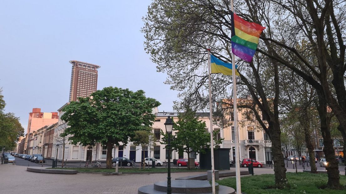 De regenboogvlag in het Huijgenspark