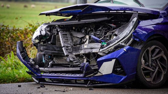 Botsing auto en vrachtwagen • frontale botsing. Botsing auto en vrachtwagen • frontale botsing.