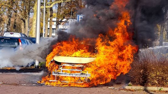 Elektrische auto aan laadpaal in Enschede gaat in vlammen op Nieuws