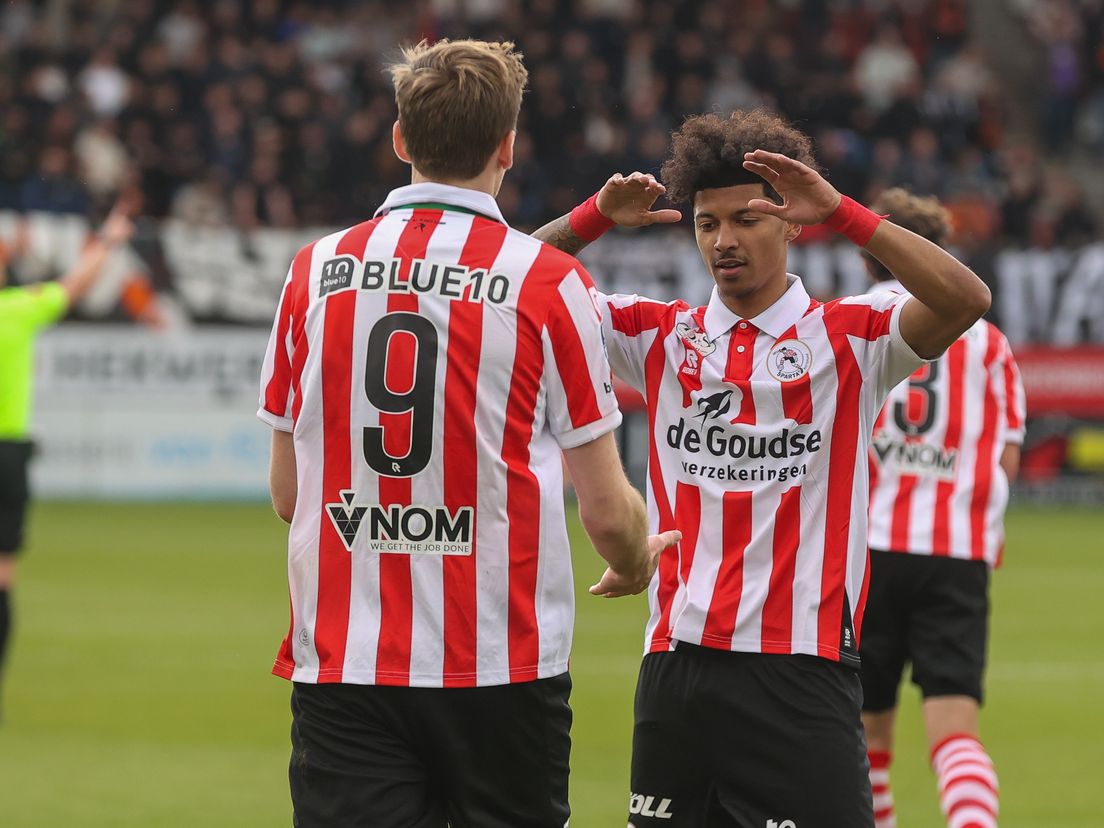Lauritsen en Brym vieren de goal van Sparta tegen Volendam