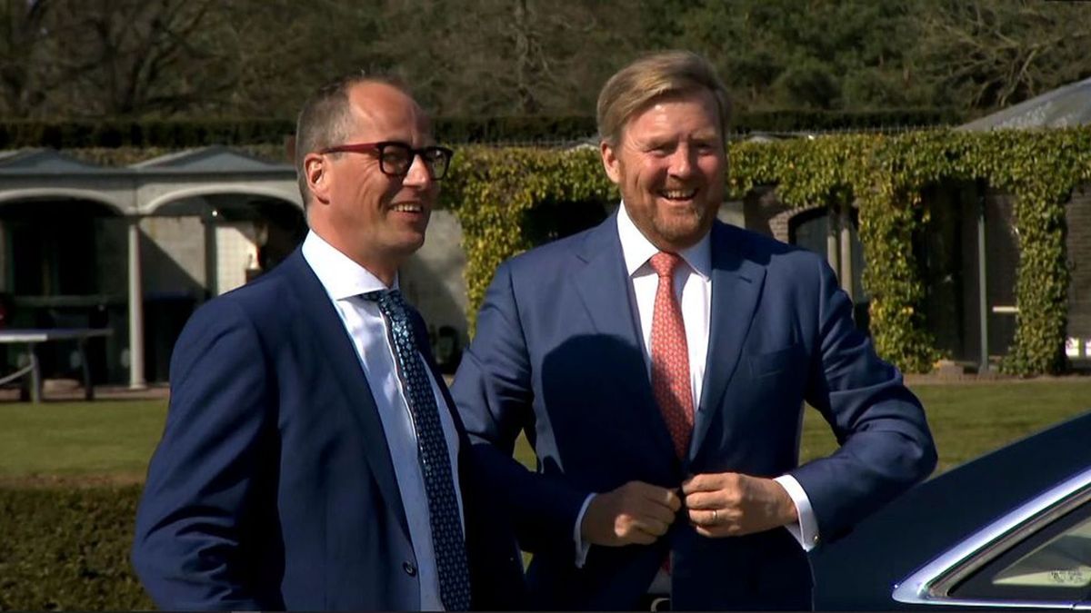 Koning bezoekt 'voorbeeld-zonnepark' in Kootwijkerbroek