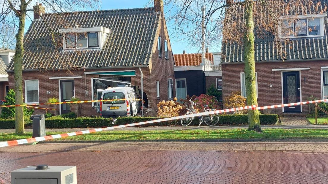 In Nieuwleusen reed een auto een woning binnen