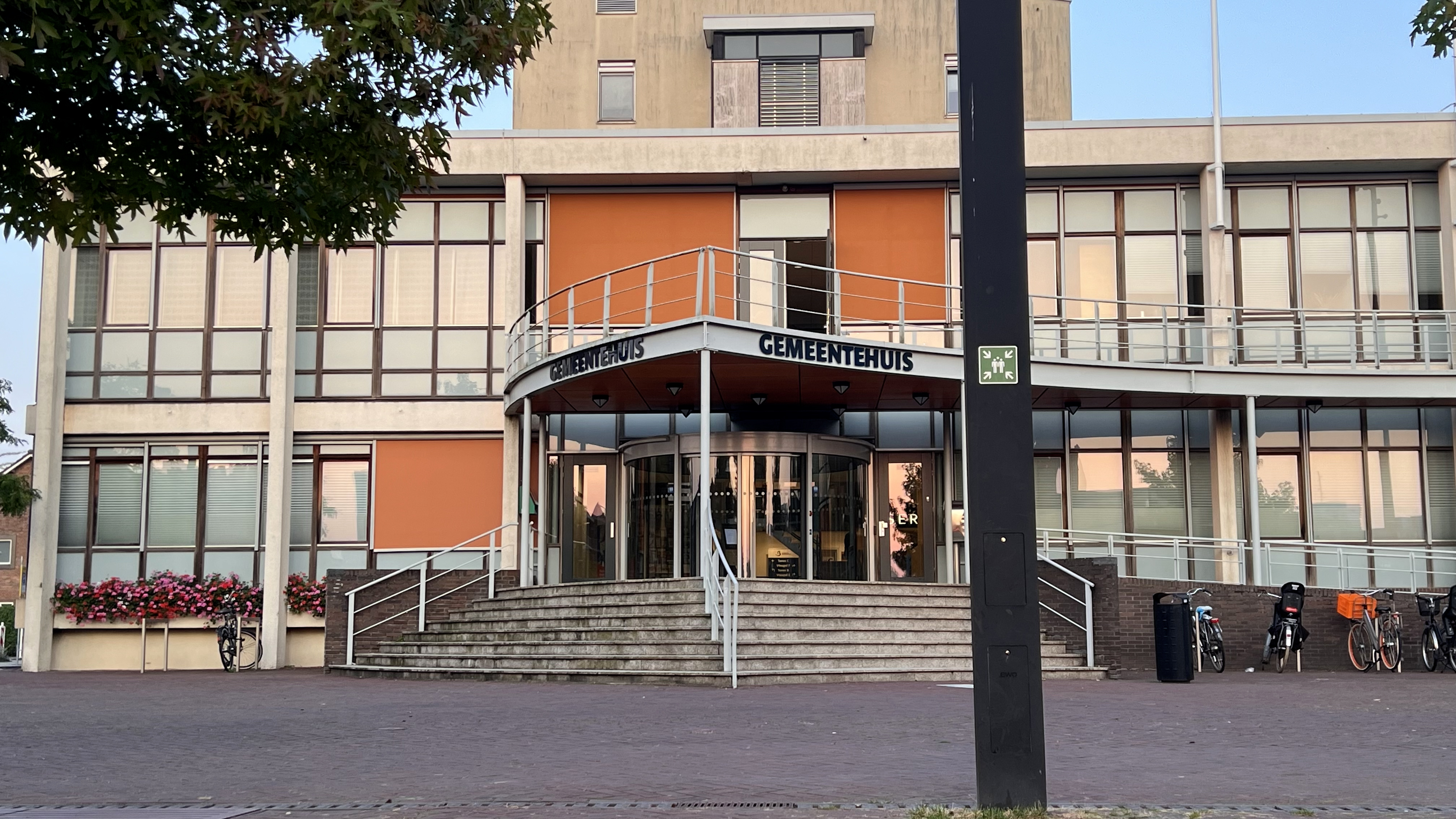 Gemeentehuis van Barendrecht waar de bijeenkomst plaatsvond
