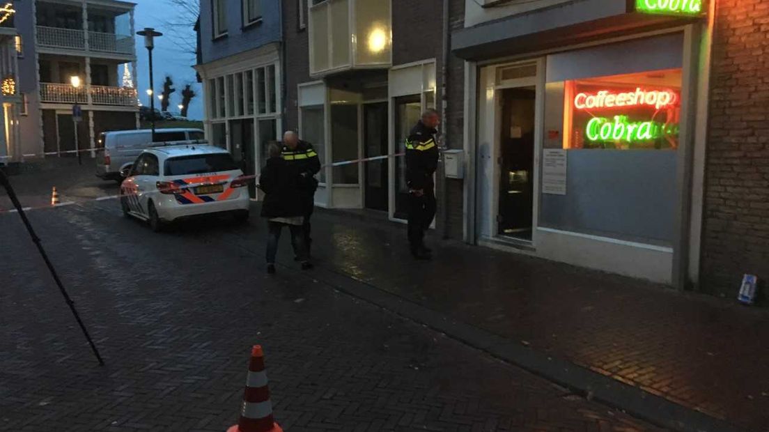 Een coffeeshop aan de Tolhuisstraat in Tiel is vrijdagochtend onder vuur genomen. Volgens getuigen zou er geschoten zijn door een man op een fiets.