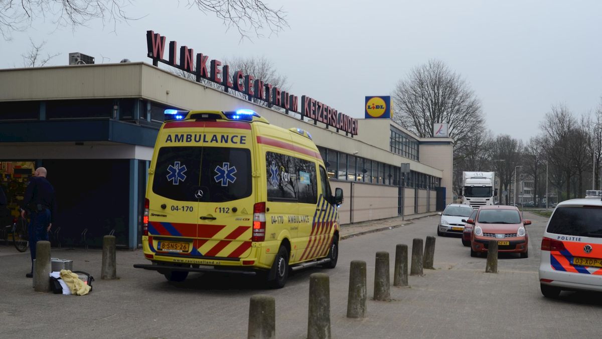 Man valt van dak tijdens werkzaamheden in Deventer