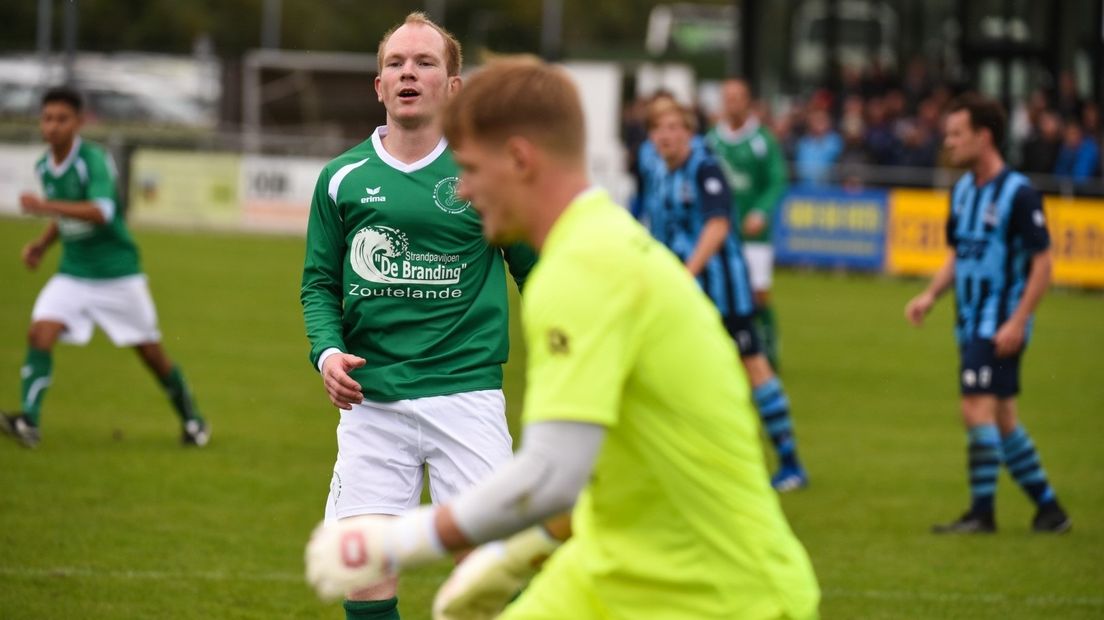 Menno de Nooijer van De Meeuwen is net te laat bij de bal