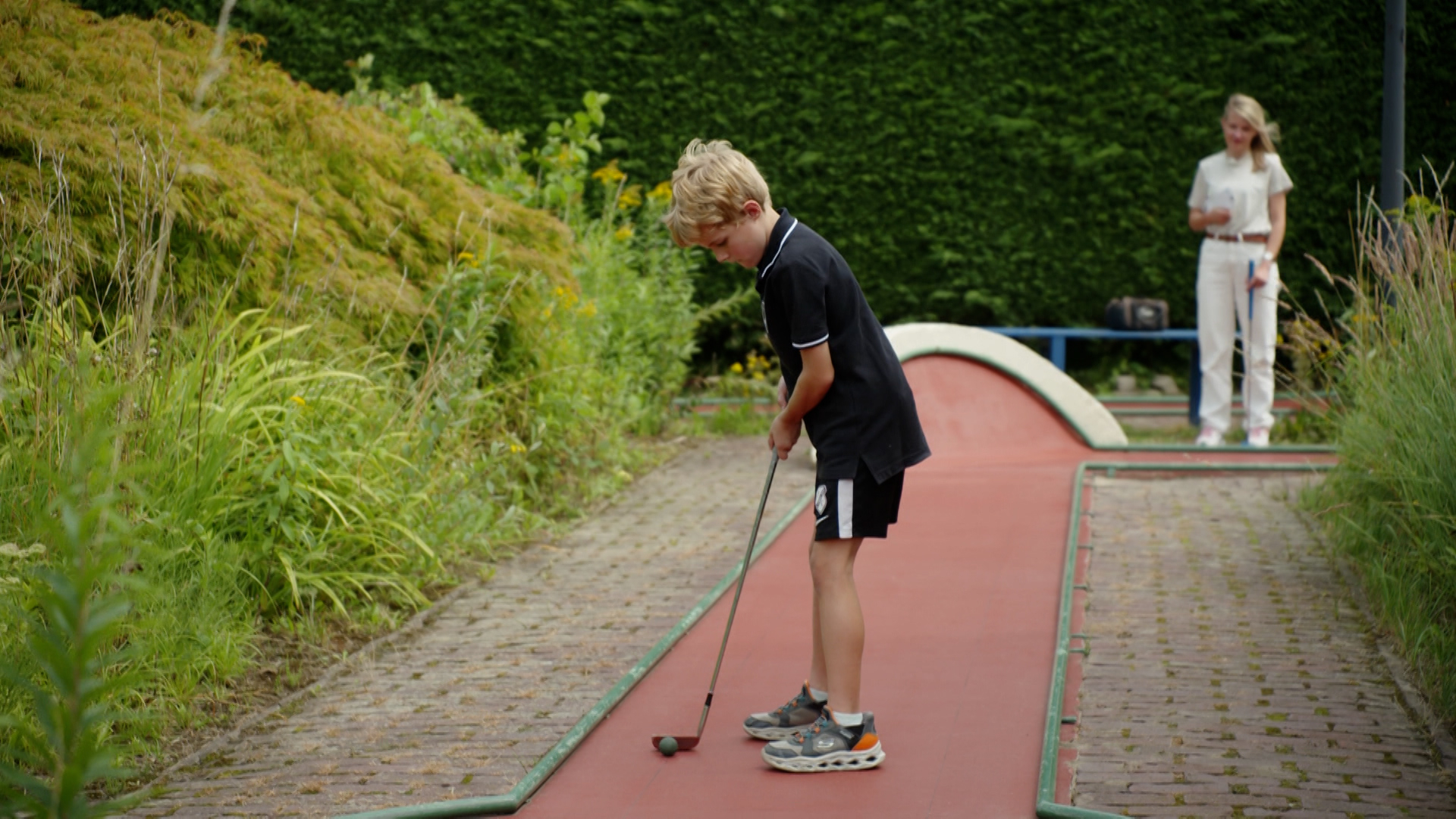 Aron (8) uit Lexmond zit op minigolf: 'Ik ben beter dan sommige volwassenen'