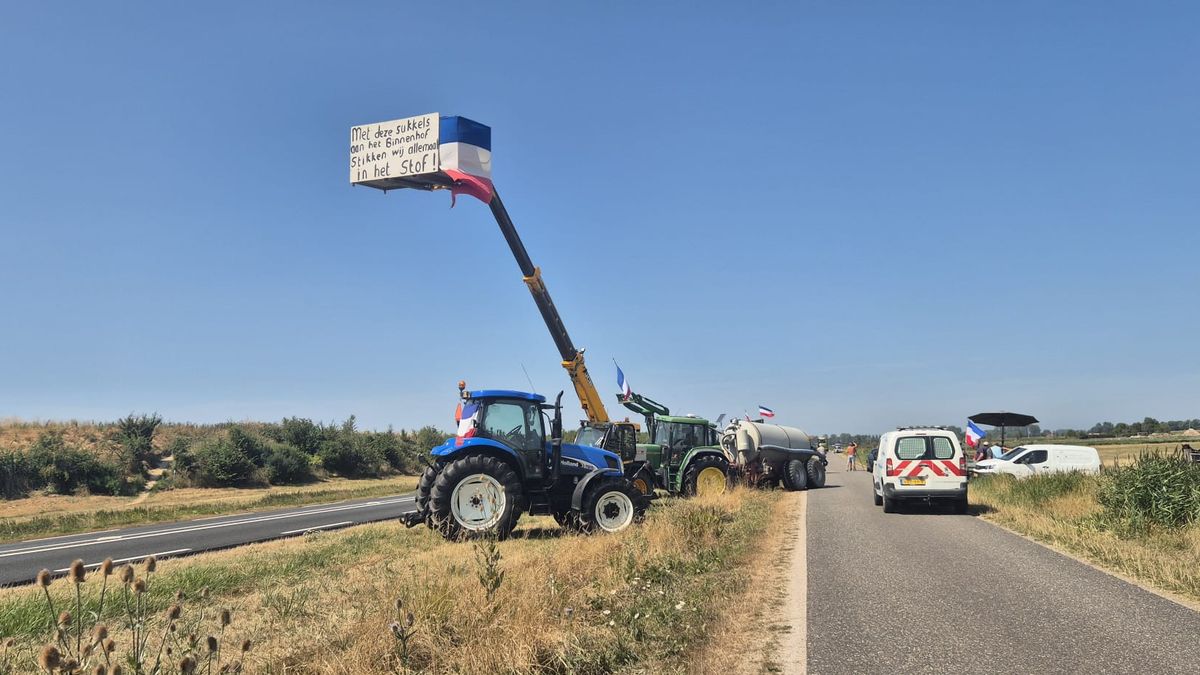 Boeren rijden vanmiddag op 't gemak over N59 van Zierikzee naar Burgh-Haamstede