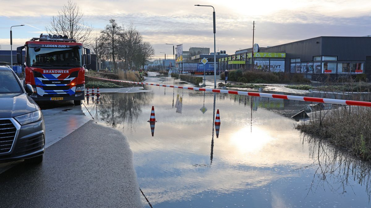 Bedrijventerrein staat blank door gesprongen leiding, huizen krijgen geen water uit kraan