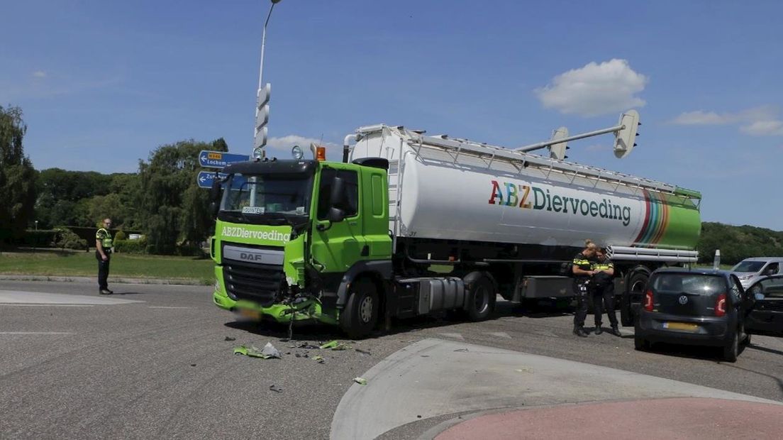 Ongeluk met auto en vrachtwagen