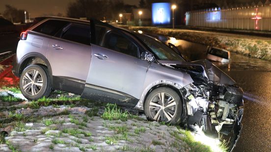 Meerdere ongelukken door gladheid, drie autos te water. Meerdere ongelukken door gladheid, drie autos te water.