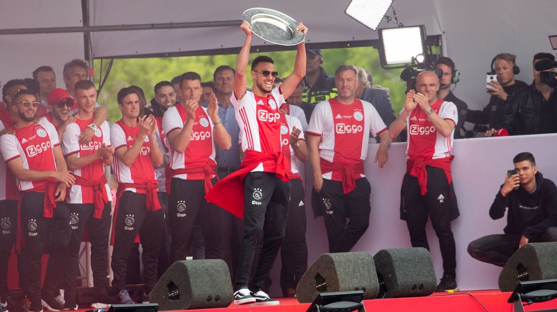 16 mei 2019: Noussair Mazraoui toont de schaal van landskampioen Ajax