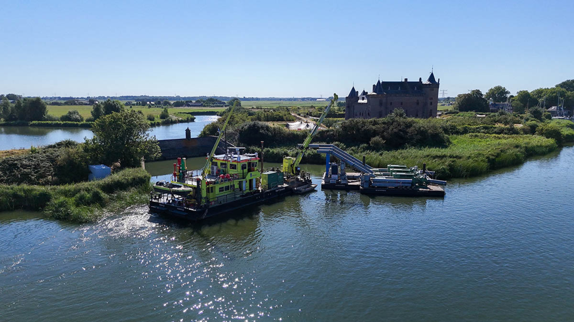 Met noodpompen wordt zoet water van het Markermeer naar de Vecht gepompt