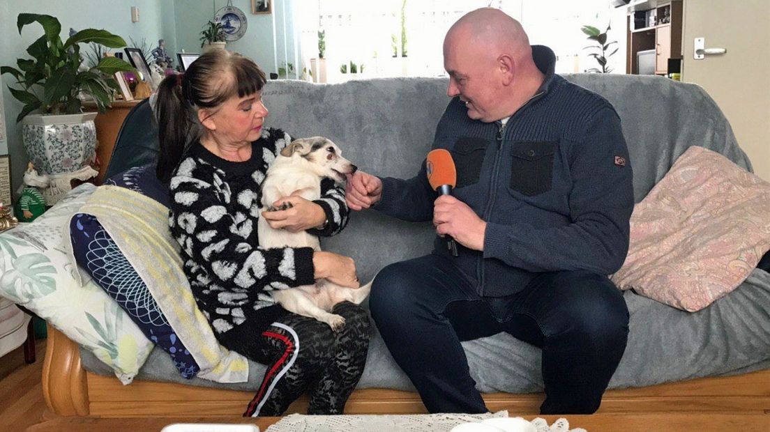 Ronald op de bank bij Roelfina Tempel en hond Rambo