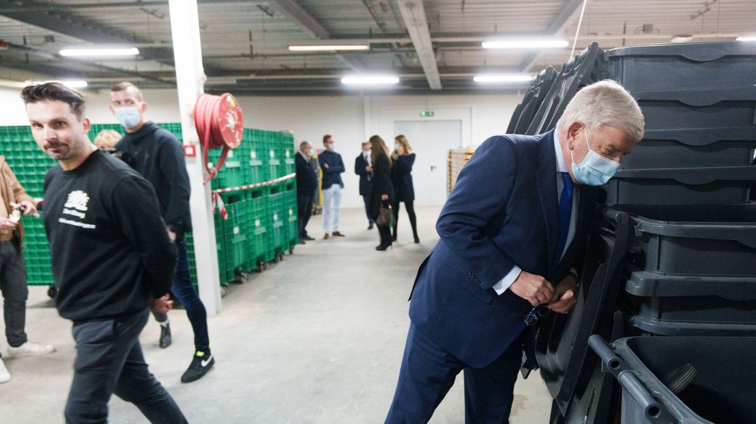 Burgemeester Jan van Zanen inspecteert een stembus | Foto Ministerie van Binnenlandse Zaken/Martijn Beekman