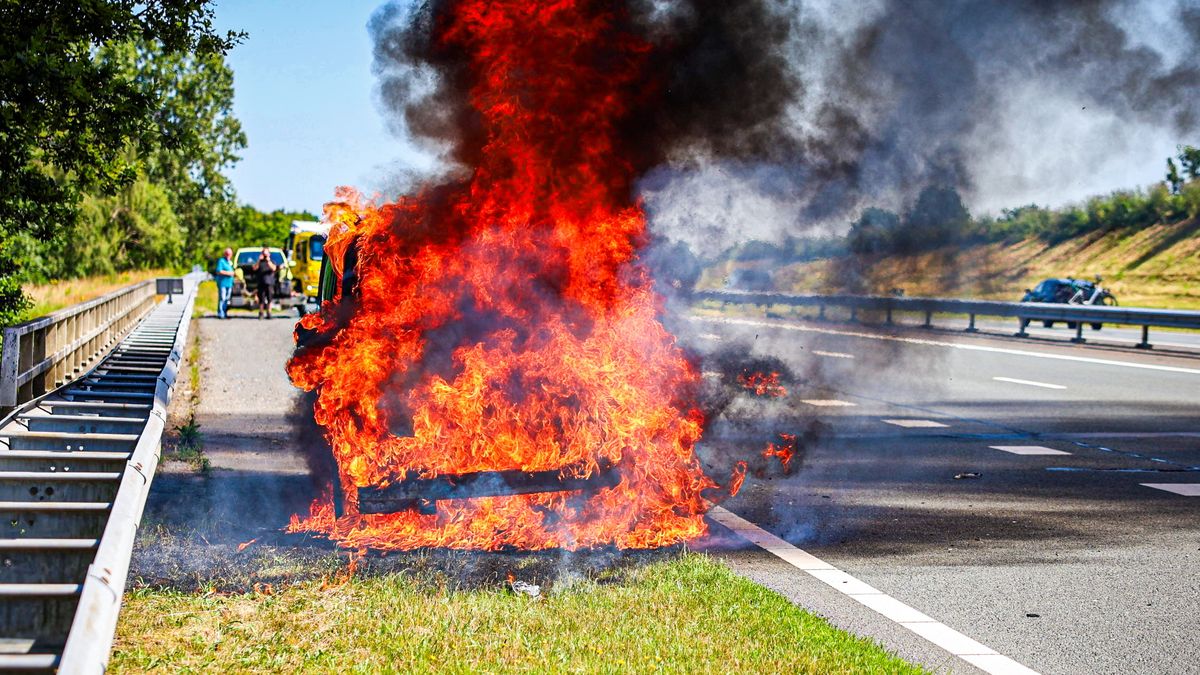Bestelbusje brandt uit op Wâldwei, weg bij Drachten weer open