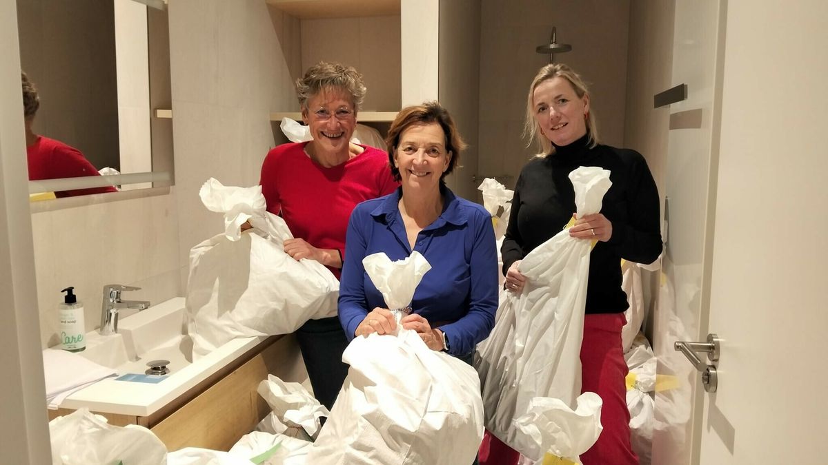 Postzakken tot aan de trap, Stichting Sint Helpt bezorgt honderden gezinnen een pakjesavond