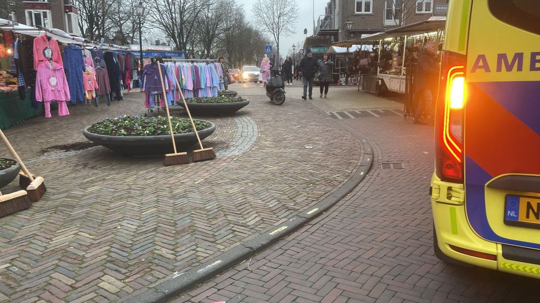 Een ambulance op de markt.