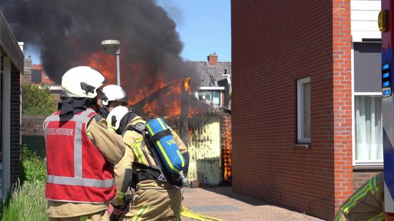 Zwarte rookwolk door felle garagebrand in Assen