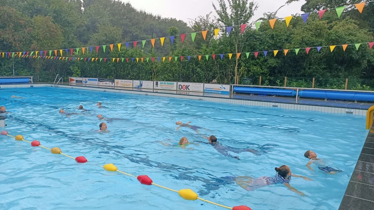 Feest in het buitenzwembad van Arnemuiden: na vijf jaar weer zwemdiploma's
