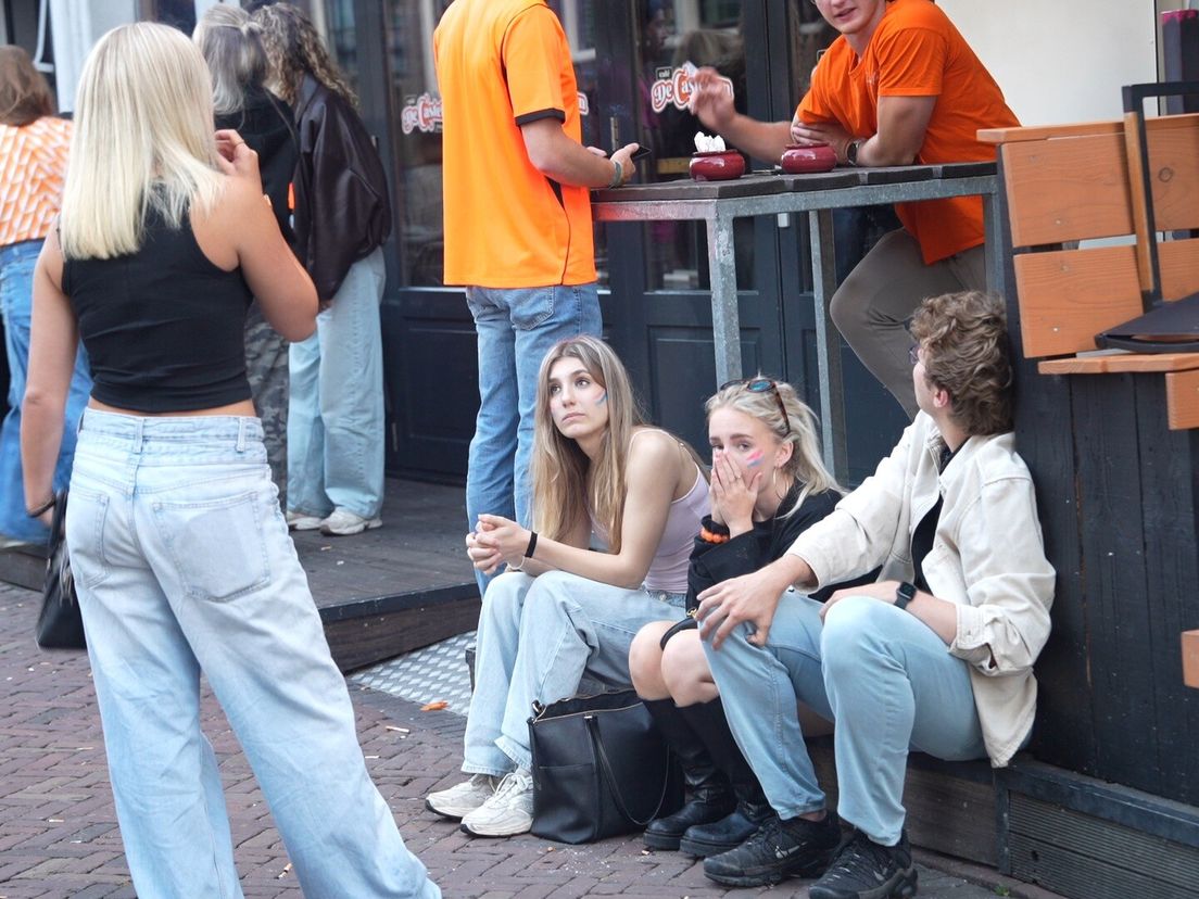 Balende fans na nederlaag van Oranje tegen Marokko