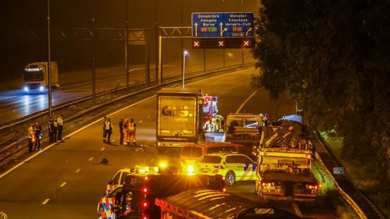 Vrachtwagen en personenauto in beslag genomen na zwaar ongeluk op A1 bij Azelo. Vrachtwagen en personenauto in beslag genomen na zwaar ongeluk op A1 bij Azelo.