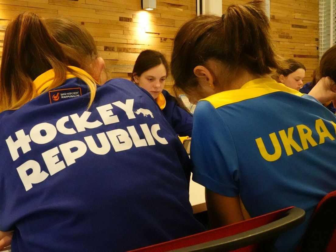 Oekraïense hockeymeiden volgen een online training
