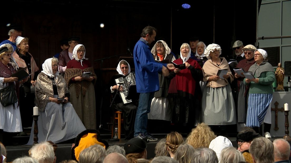 Het Smartlappenkoor Scharretjoe zingt op de Oude Markt tijdens Vlissingen 1572