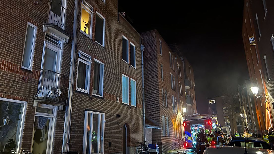 Er staan nog bewoners op het dak die gered moeten worden