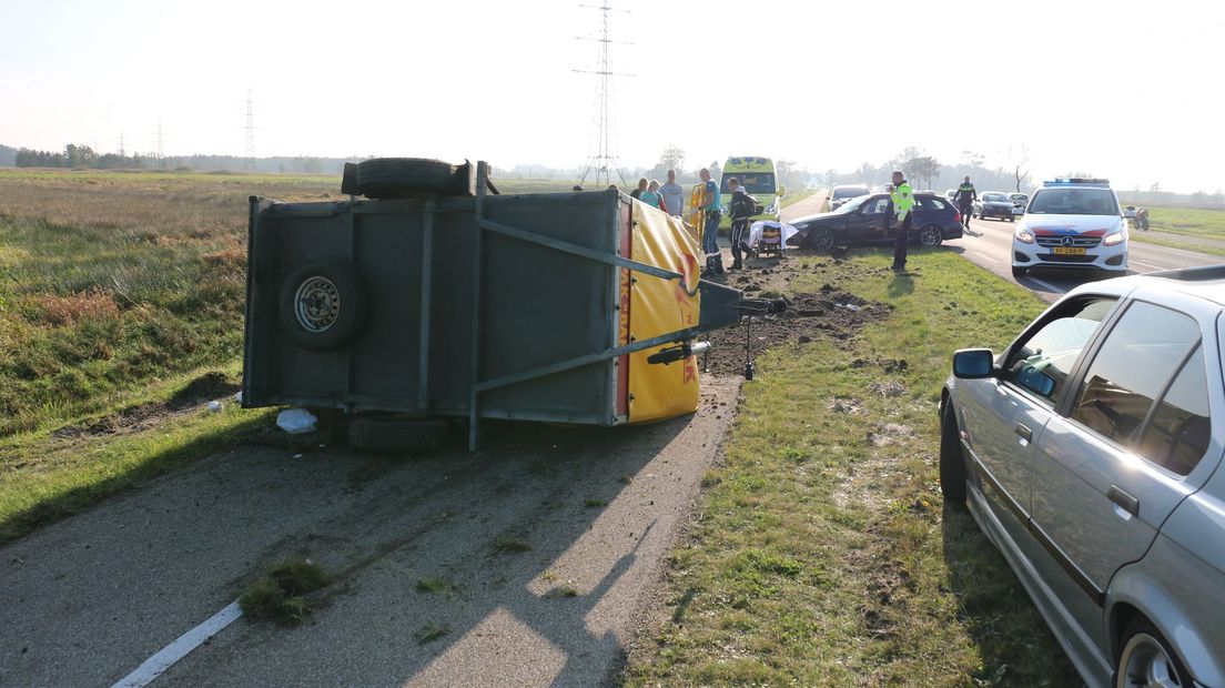 De aanhanger kantelde en schoof het fietspad op